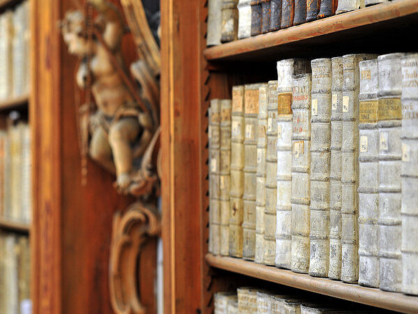 Bücherregal in der Staatsbibliothek Bamberg