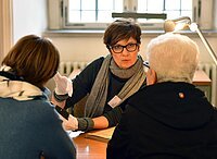 Restauratorin Sabine Schumm bei der Büchersprechstunde in der Staatsbibliothek Bamberg