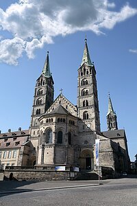 Der viertürmige Kaiserdom - Romanik und Gotik bestimmen dieses beeindruckende Bauwerk, das den Domberg und die Stadt prägt.