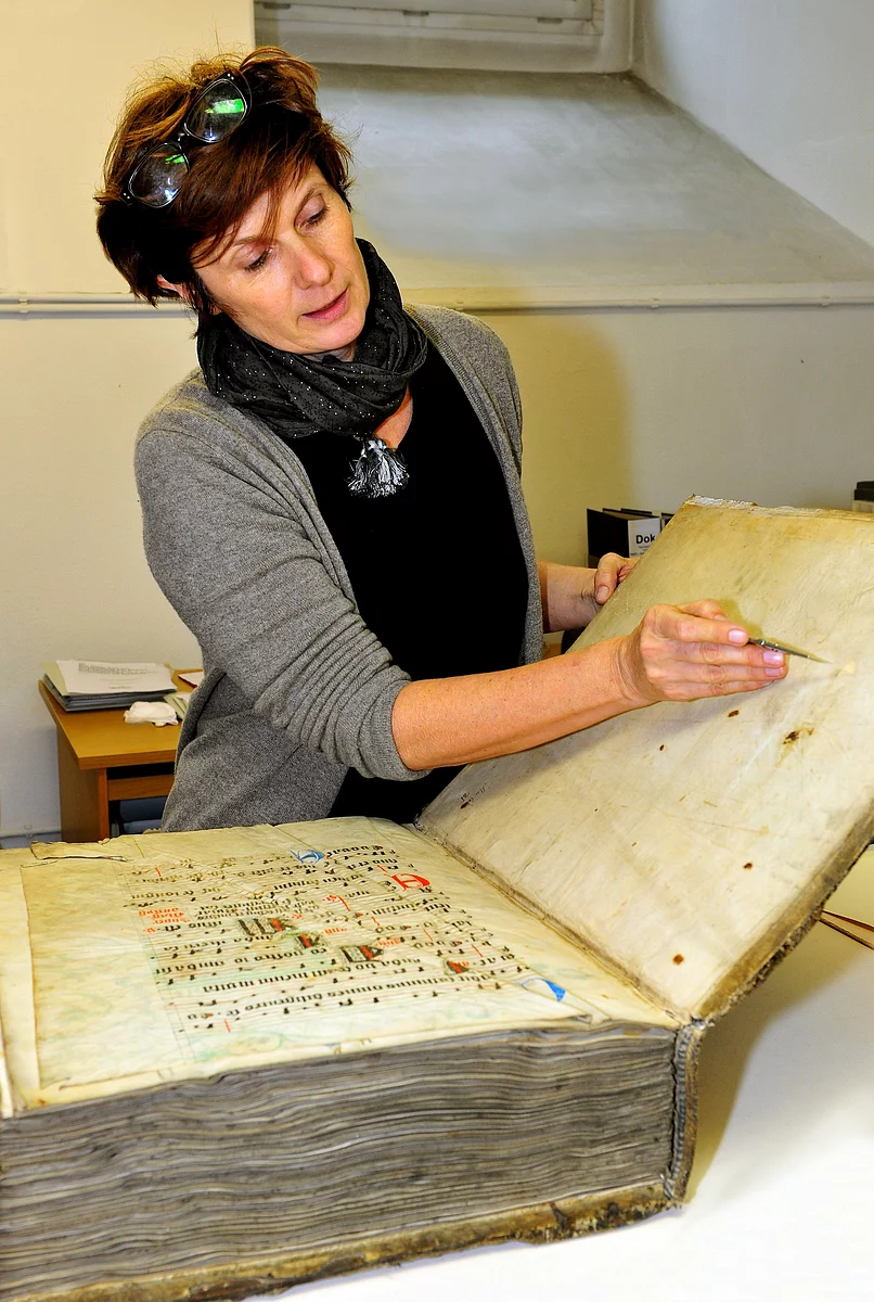 Restauratorin Sabine Schumm in der Staatsbibliothek Bamberg