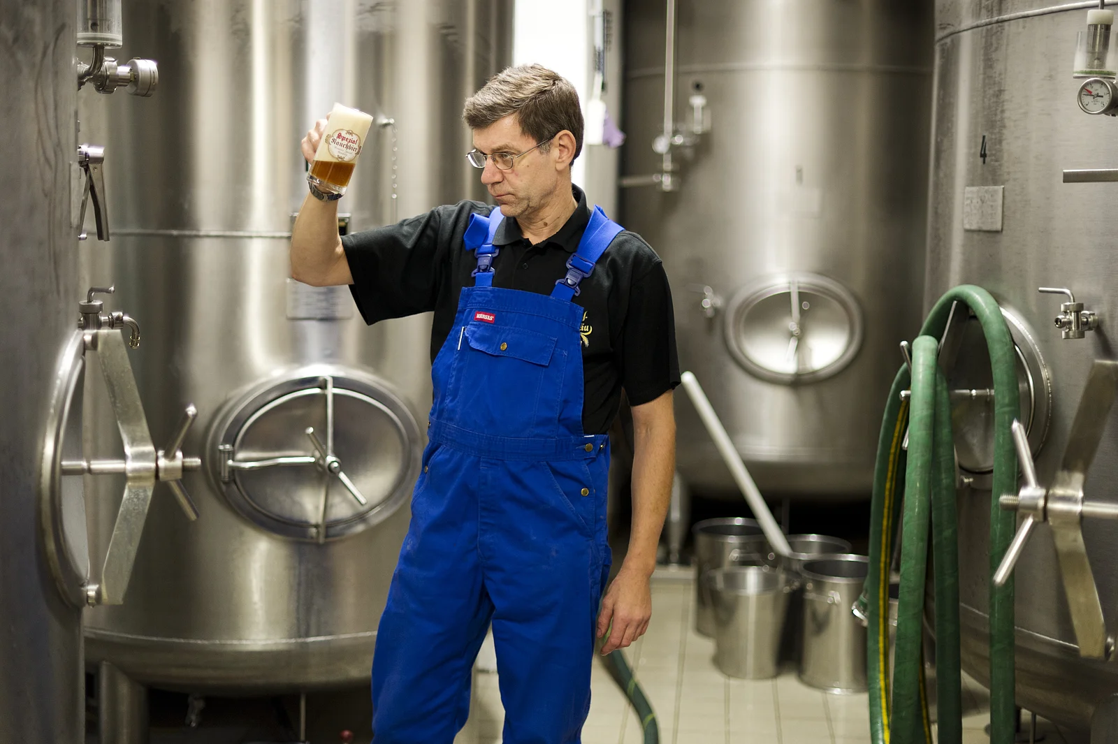 Braumeister bei der Herstellung von Rauchbier. - Das flüssige Gold Bambergs.