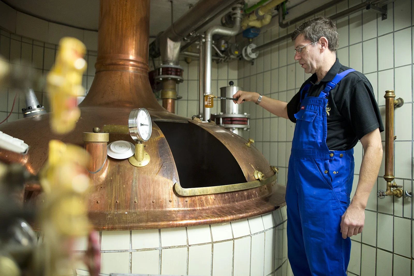 Braumeister bei der Herstellung von Rauchbier. - Das flüssige Gold Bambergs.